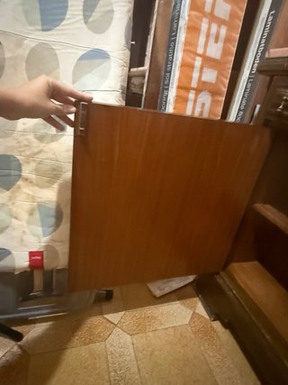 Mueble de madera con tapa de mármol