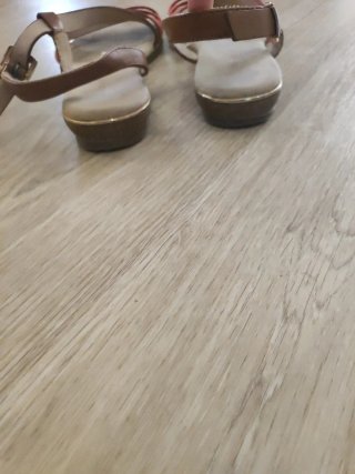 Sandalias Marrones y Rojas