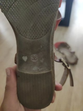 Sandalias Marrones y Rojas