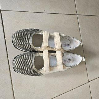 Zapatillas Mary Jane beige y malla