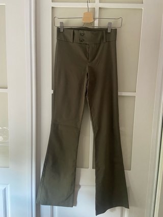 Pantalón caqui ajustado