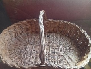 Cesta de mimbre antigua