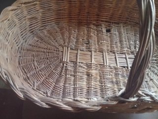 Cesta de mimbre antigua
