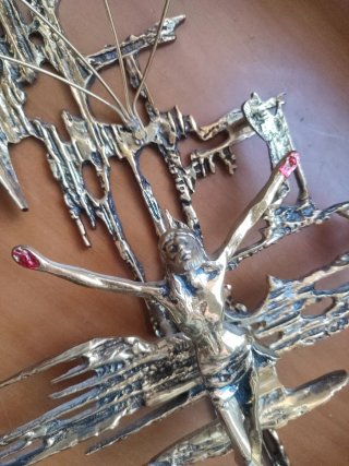 Crucifijo de Bronce en diseño brutalista