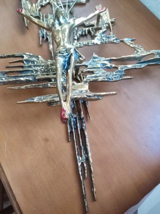 Crucifijo de Bronce en diseño brutalista