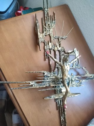 Crucifijo de Bronce en diseño brutalista