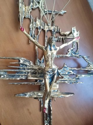 Crucifijo de Bronce en diseño brutalista