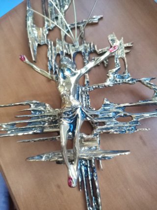 Crucifijo de Bronce en diseño brutalista