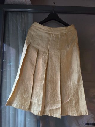 Blusa dorada sin mangas y falda fiesta boda