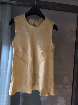 Blusa dorada sin mangas y falda fiesta boda