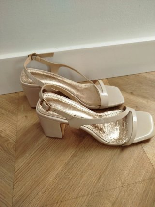 Sandalias Tacón cuadrado Beige y Dorado
