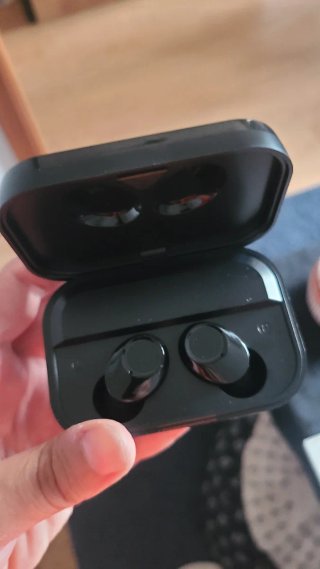 Fones de ouvido estéreo musicais nunca usados.