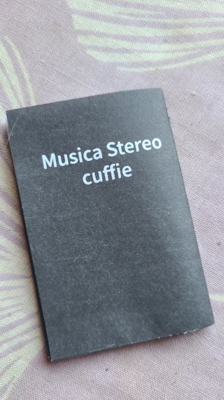 Fones de ouvido estéreo musicais nunca usados.