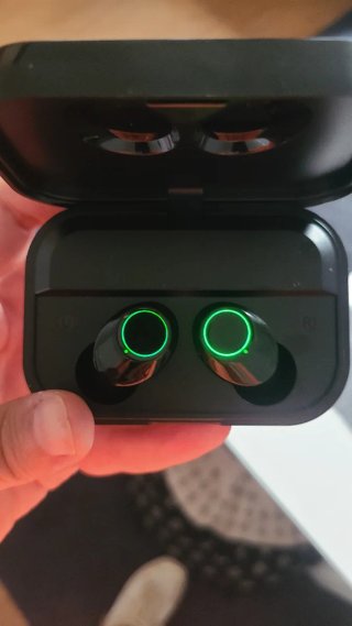 Fones de ouvido estéreo musicais nunca usados.