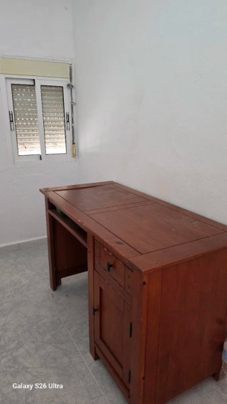 Escritorio de madera amplio