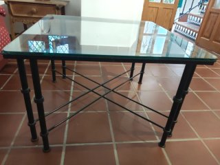 Mesa centro cristal y forja negra de 80x80