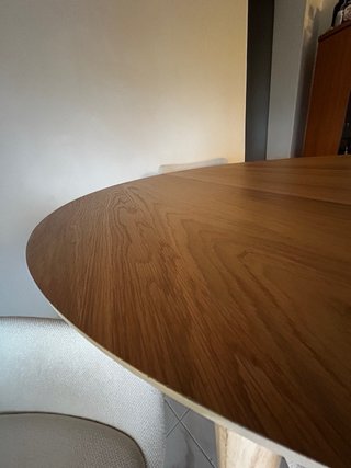 Mesa redonda de madera clara