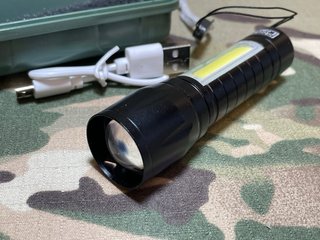 PROMO AGOSTO! Linterna LED Negra con Estuche