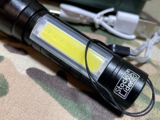 PROMO AGOSTO! Linterna LED Negra con Estuche