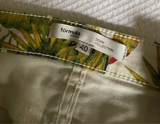 Falda corta estampada hojas tropicales