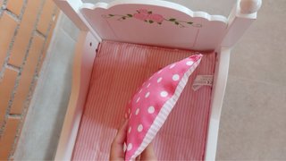 Literas de madera para muñecas con ropa