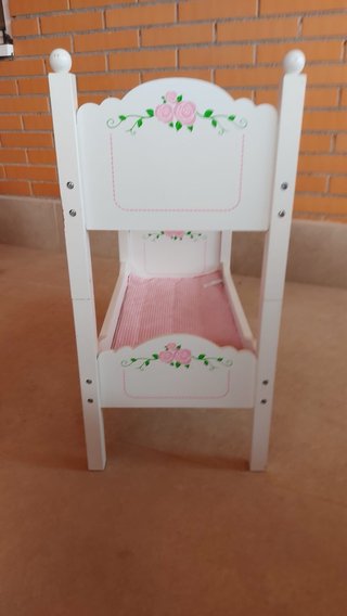 Literas de madera para muñecas con ropa