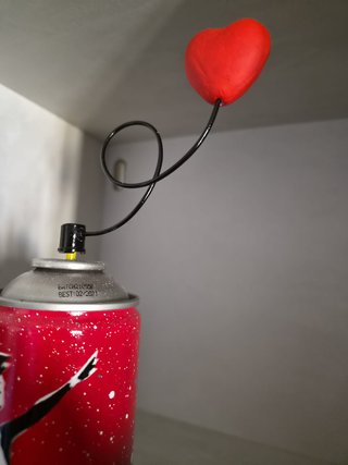 Scultura Banksy Bomboletta Spray Rossa Cuore