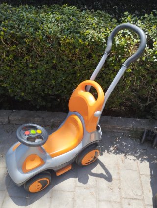 Coche correpasillos naranja y gris