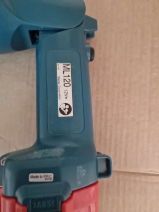 Linterna y Cargador Makita ML120 DC1413
