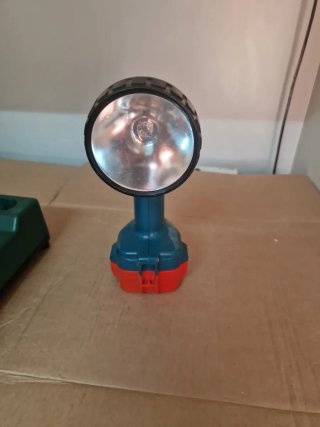 Linterna y Cargador Makita ML120 DC1413