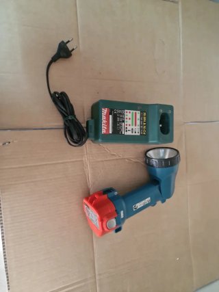 Linterna y Cargador Makita ML120 DC1413