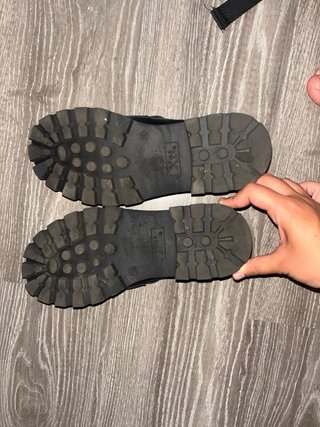 Mocasines negros con hebilla dorada
