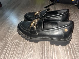 Mocasines negros con hebilla dorada