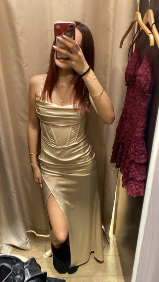 Vestido dorado fiesta con abertura