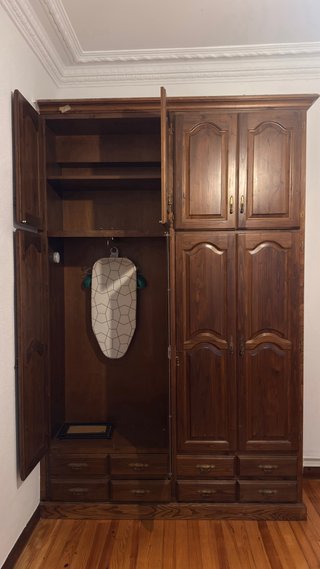 Armario antiguo de madera