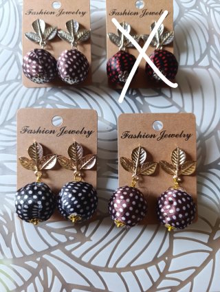 Pendientes de bolas de lunares.