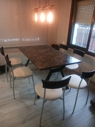 Sillas de comedor beige y gris