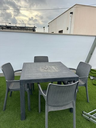 Mesa y 4 sillas de jardín