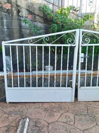 Puerta exterior parcela blanca