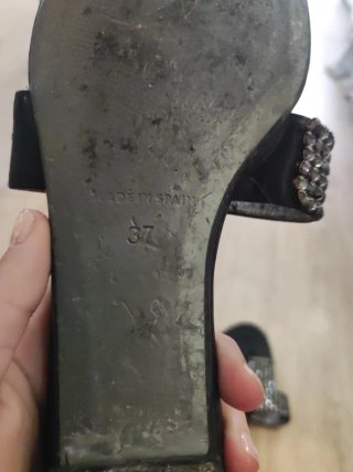 Sandalias negras con pedrería