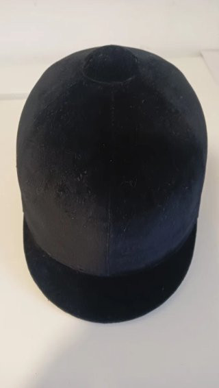 Casco de equitación negro. Marca Country