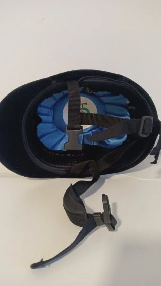 Casco de equitación negro. Marca Country