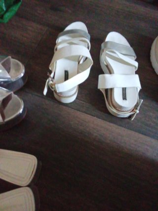 Sandalias Stradivarius Blancas y Plateadas