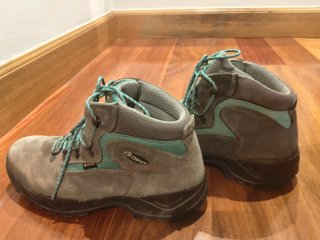 Botas de montaña Chiruca grises turquesa.