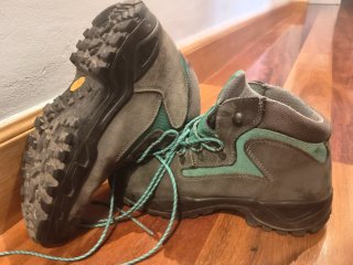 Botas de montaña Chiruca grises turquesa.