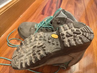 Botas de montaña Chiruca grises turquesa.