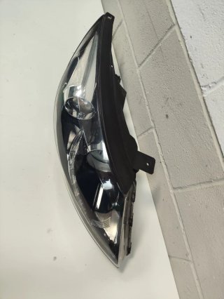 Faro delantero derecho. Kia Sportage de 2014.