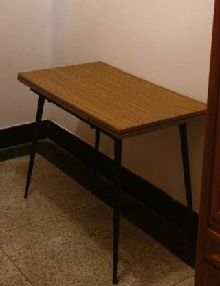 Mesa de madera y metal