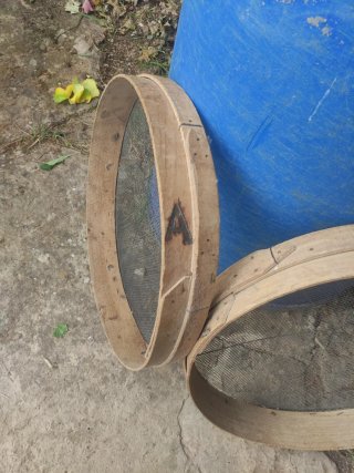 Criba antigua de madera y malla