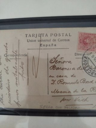 Postal antigua Barcelona con sello taladrado